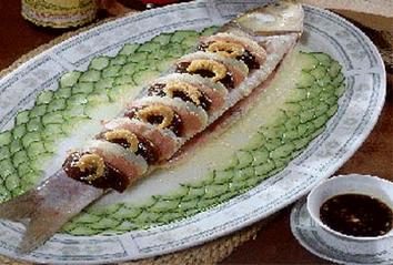 Fotografía de una plato de tinca al vapor  una receta Huaiyang