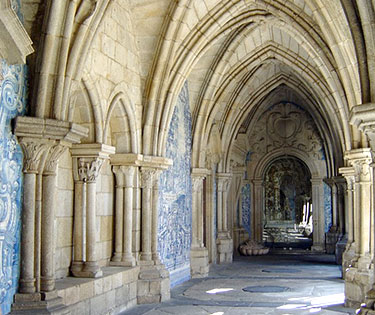 claustro de la catedral de oporto